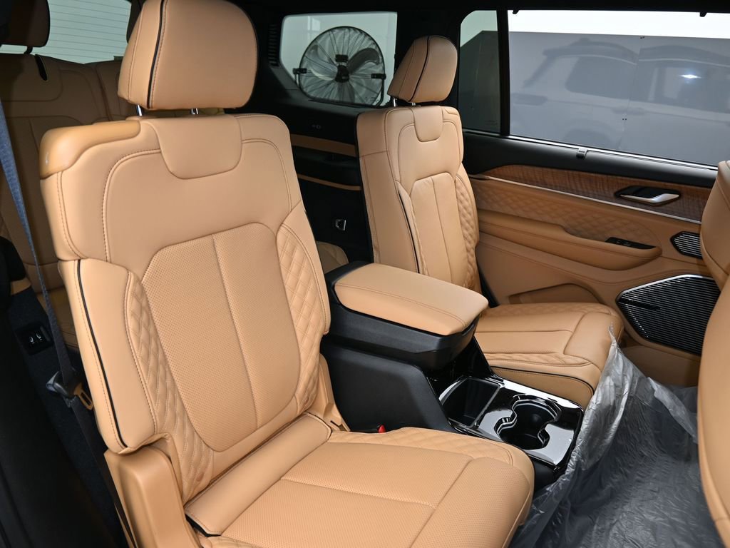 Used 2025 Jeep Grand Cherokee L Summit w/ Luxury Tech Group V image 38