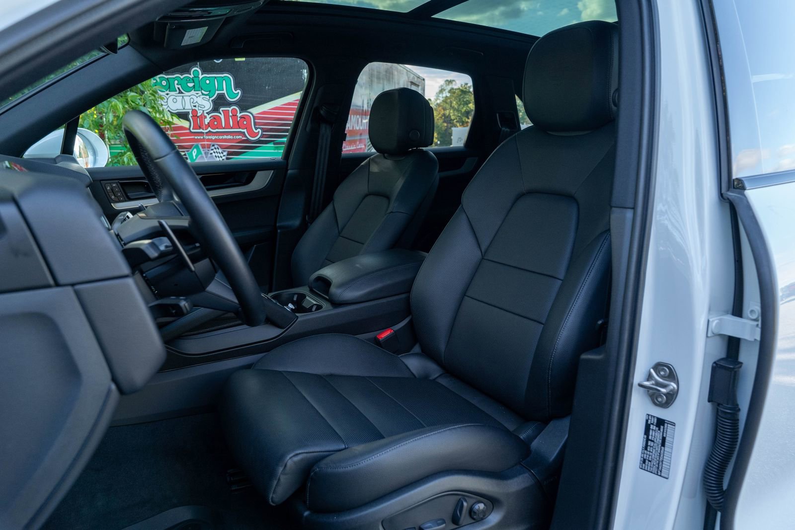 Certified 2025 Porsche Cayenne image 5