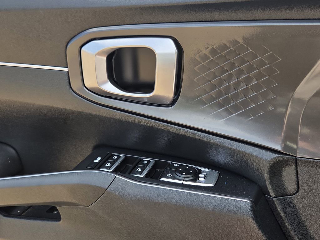 Used 2023 Kia Sorento LX image 18