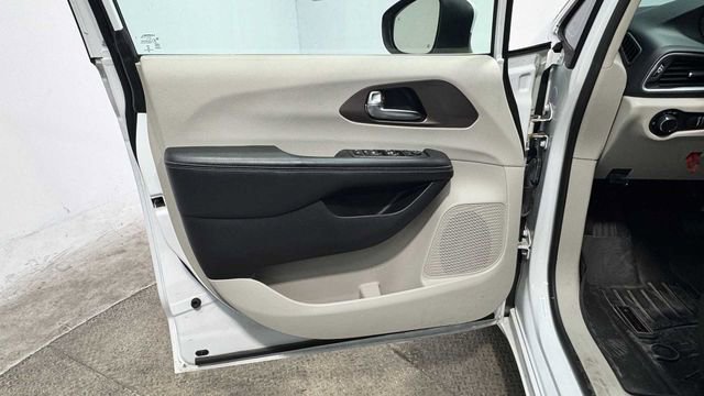 Used 2022 Chrysler Voyager LX image 21