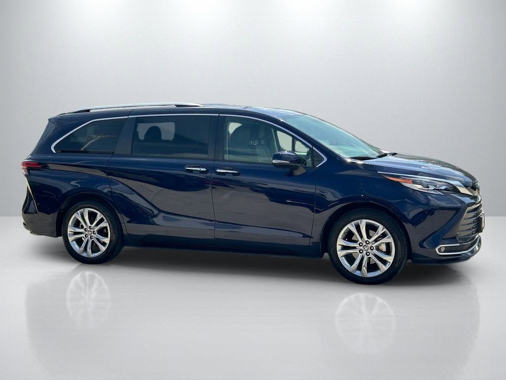 Used 2023 Toyota Sienna Platinum FWD image 4