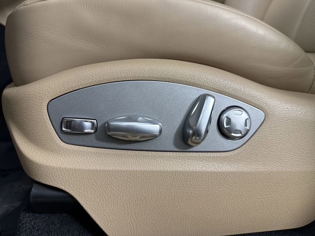 Certified 2025 Porsche Macan image 40