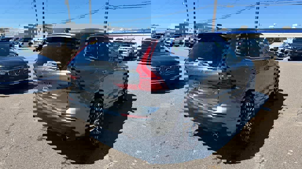 Used 2019 Volvo XC60 T6 Momentum w/ Multimedia Package image 5