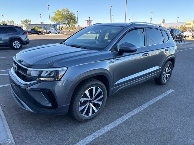 Used 2022 Volkswagen Taos SE FWD image 1