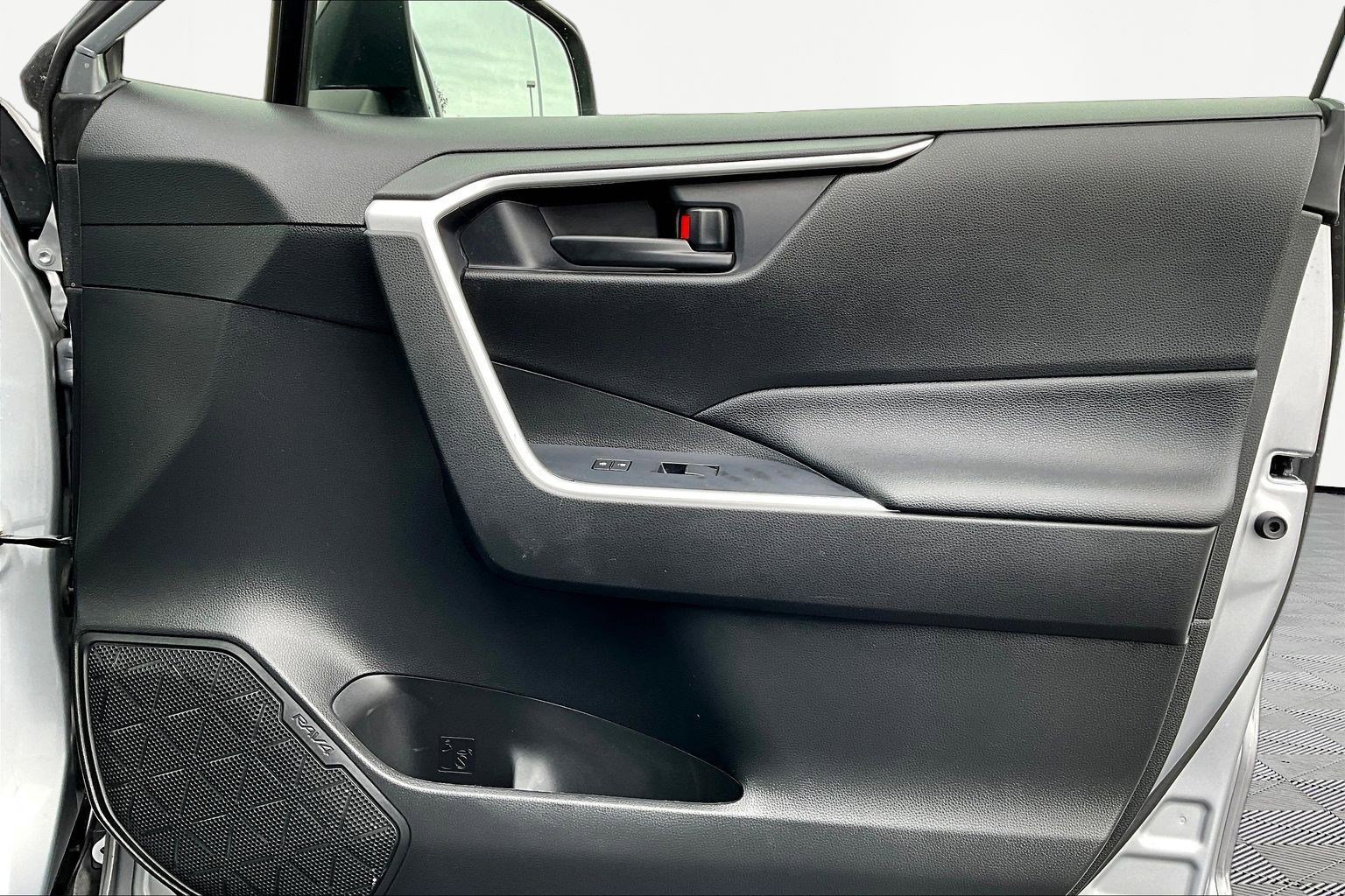 Used 2021 Toyota RAV4 LE image 30