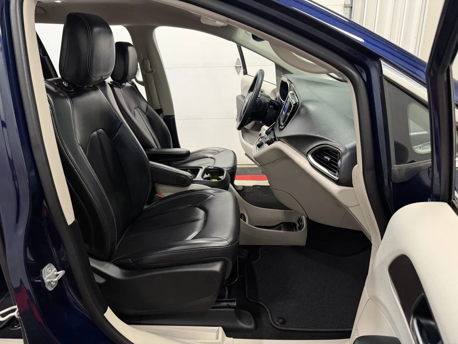 Used 2020 Chrysler Voyager Lxi FWD image 43