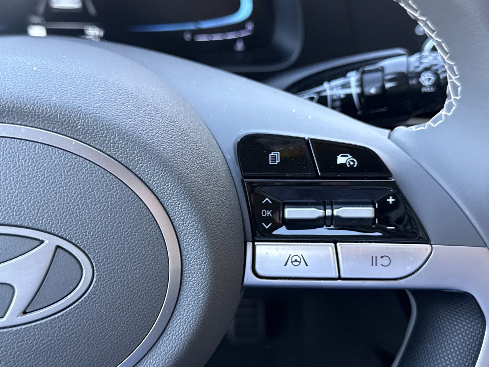 Certified 2025 Hyundai Elantra Sport image 21