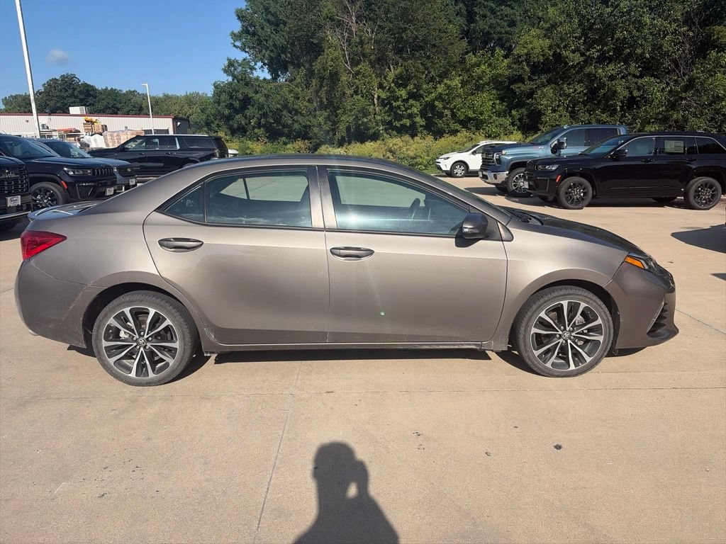 Used 2017 Toyota Corolla SE w/ SE Premium Package FWD image 6