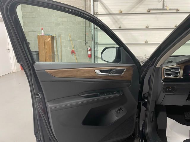 Used 2025 Volkswagen Atlas SE image 12