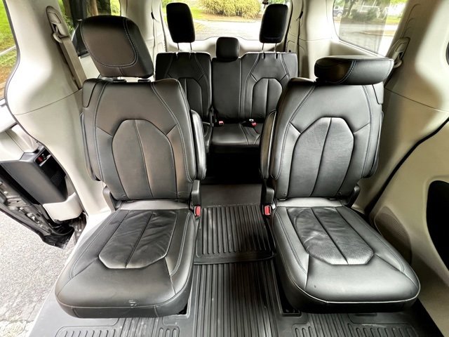 Used 2021 Chrysler Pacifica Touring-L image 28