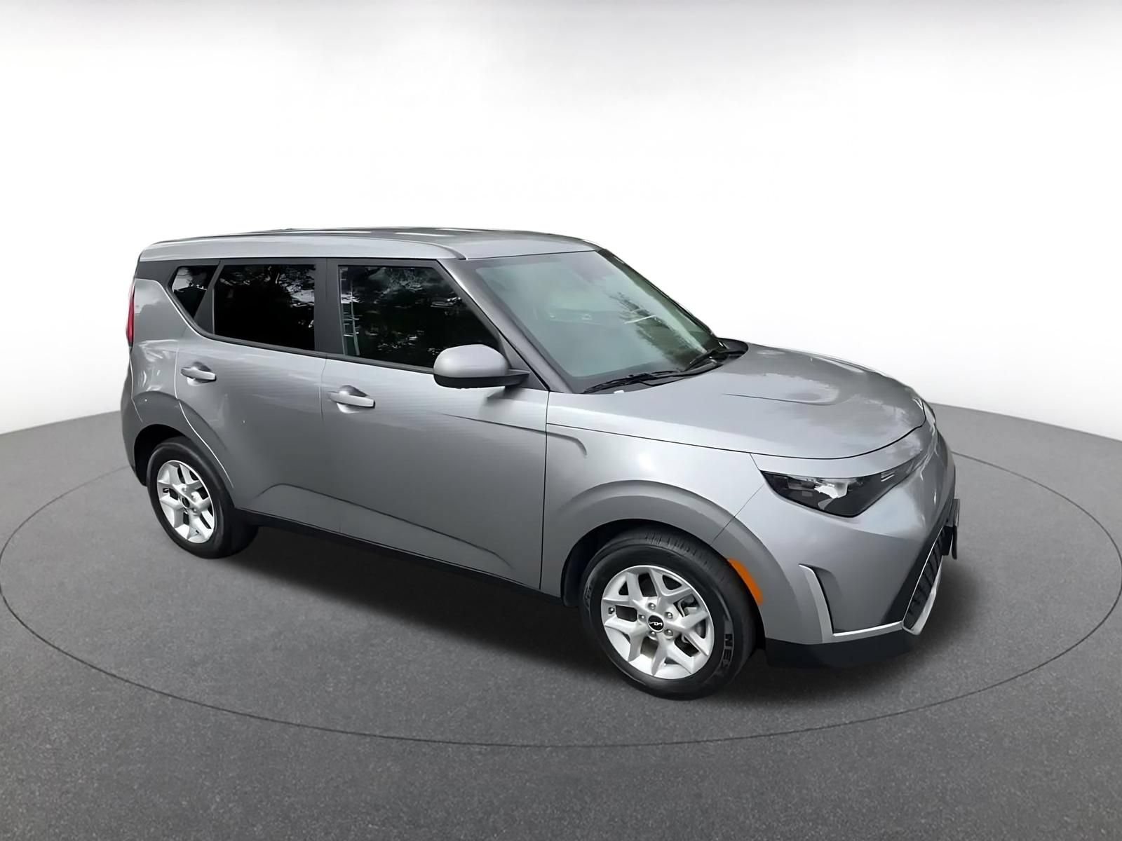 Used 2025 Kia Soul LX w/ LX Technology Package FWD image 2