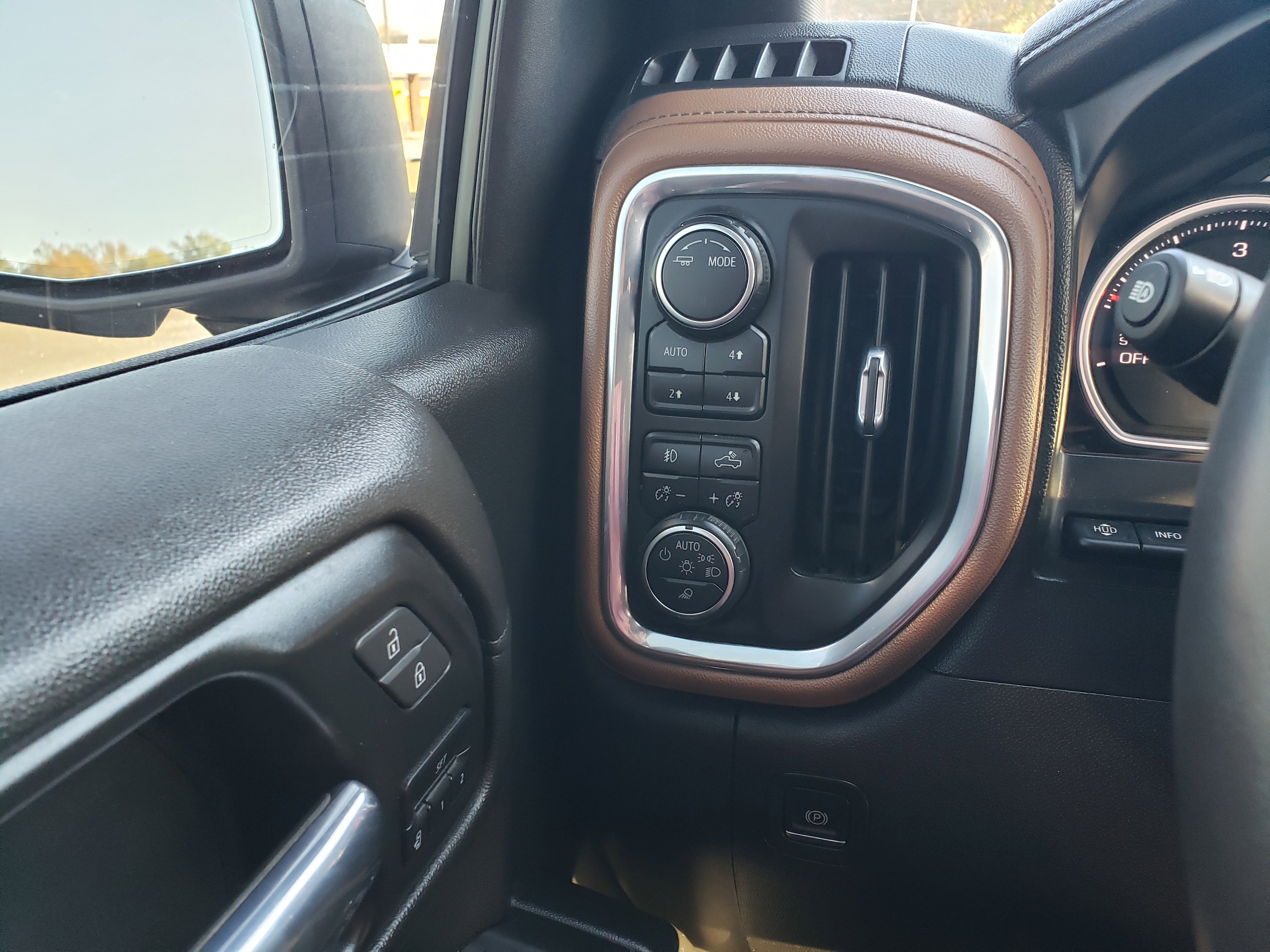 Used 2024 Chevrolet Silverado 1500 High Country w/ Technology Package image 12