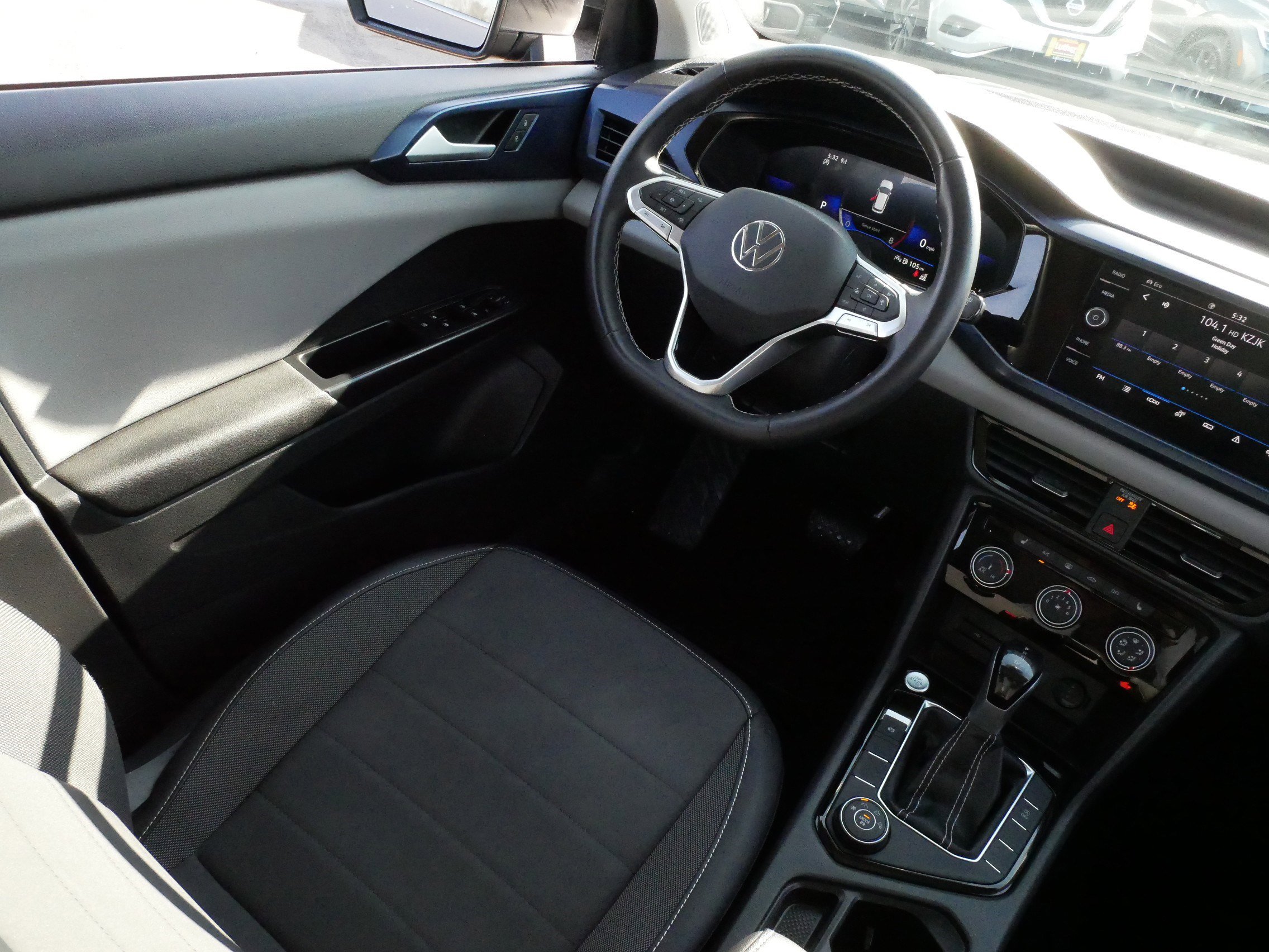 Used 2023 Volkswagen Taos SE w/ Panoramic Sunroof Package image 9