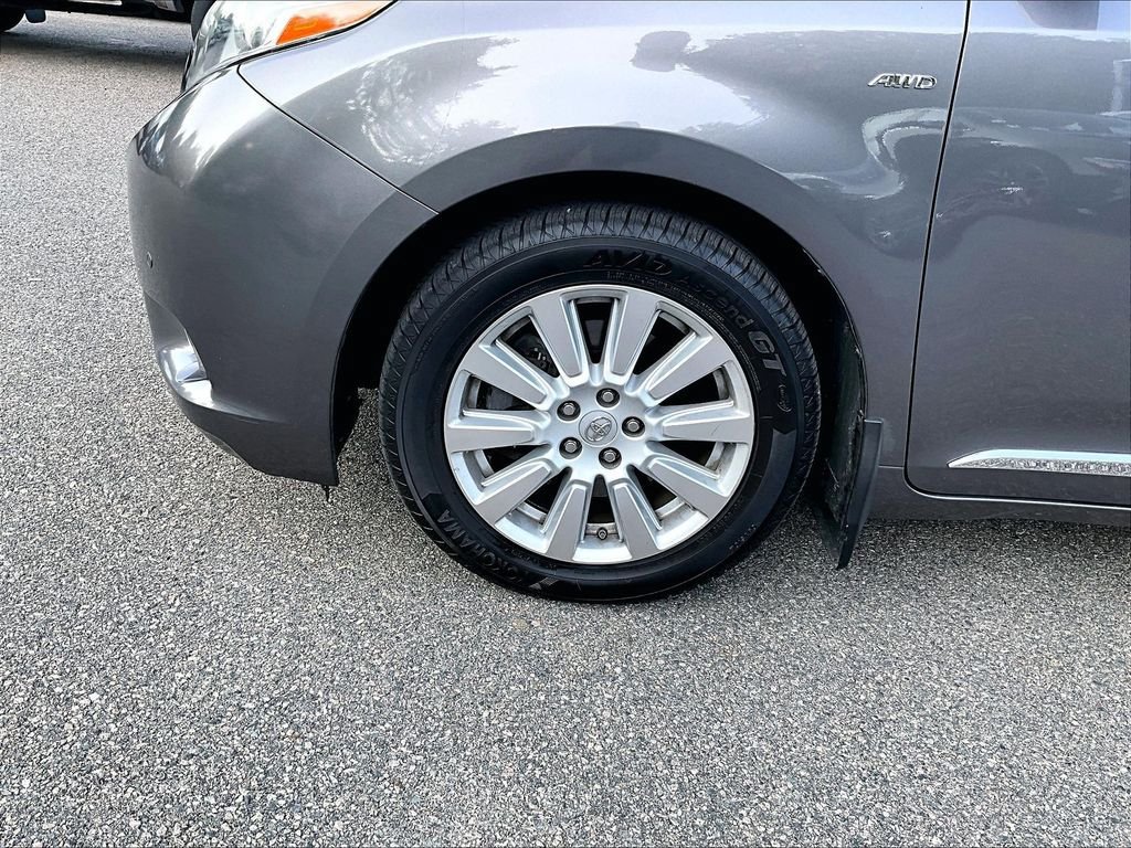 Used 2017 Toyota Sienna Limited Premium w/ Preferred Accessory Package AWD/4WD image 7