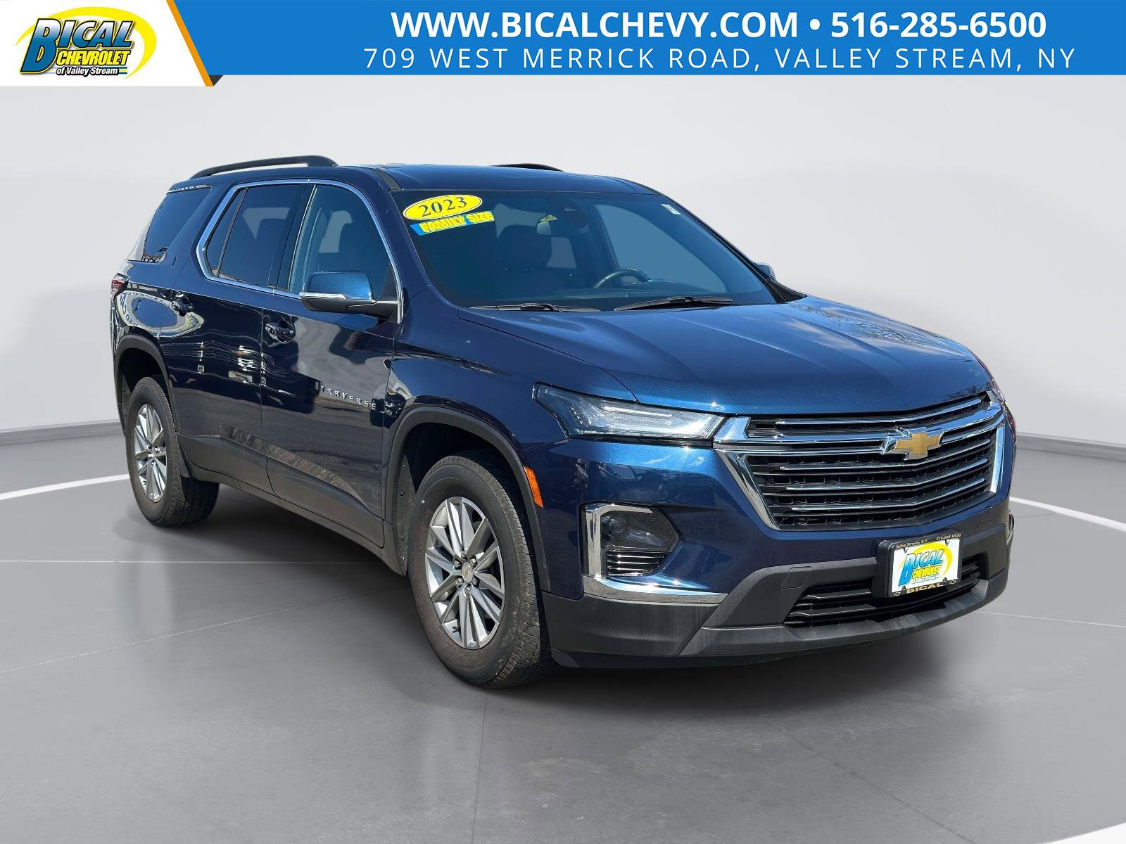 Used 2023 Chevrolet Traverse LT image 1