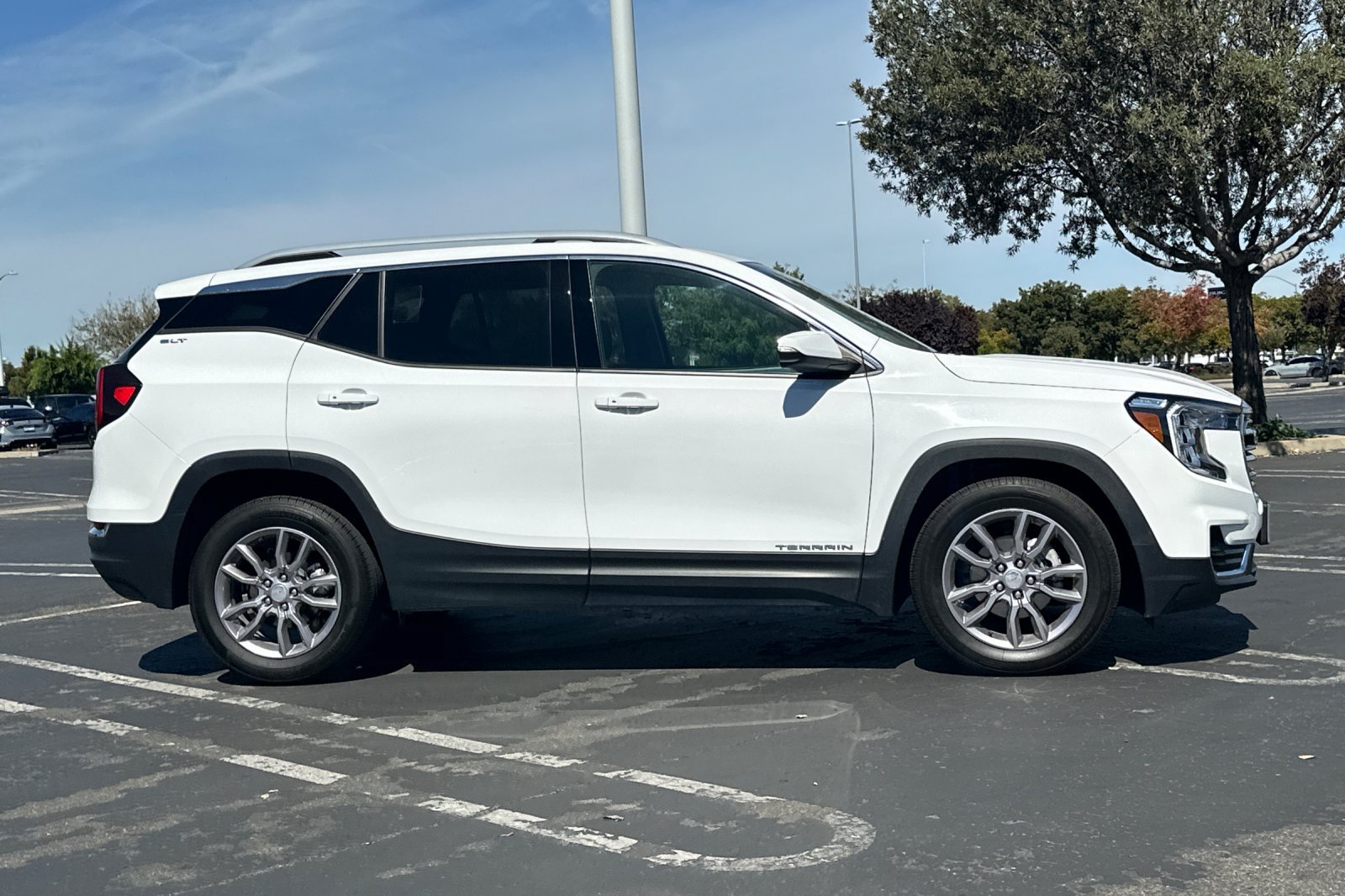 Used 2024 GMC Terrain SLT FWD image 3