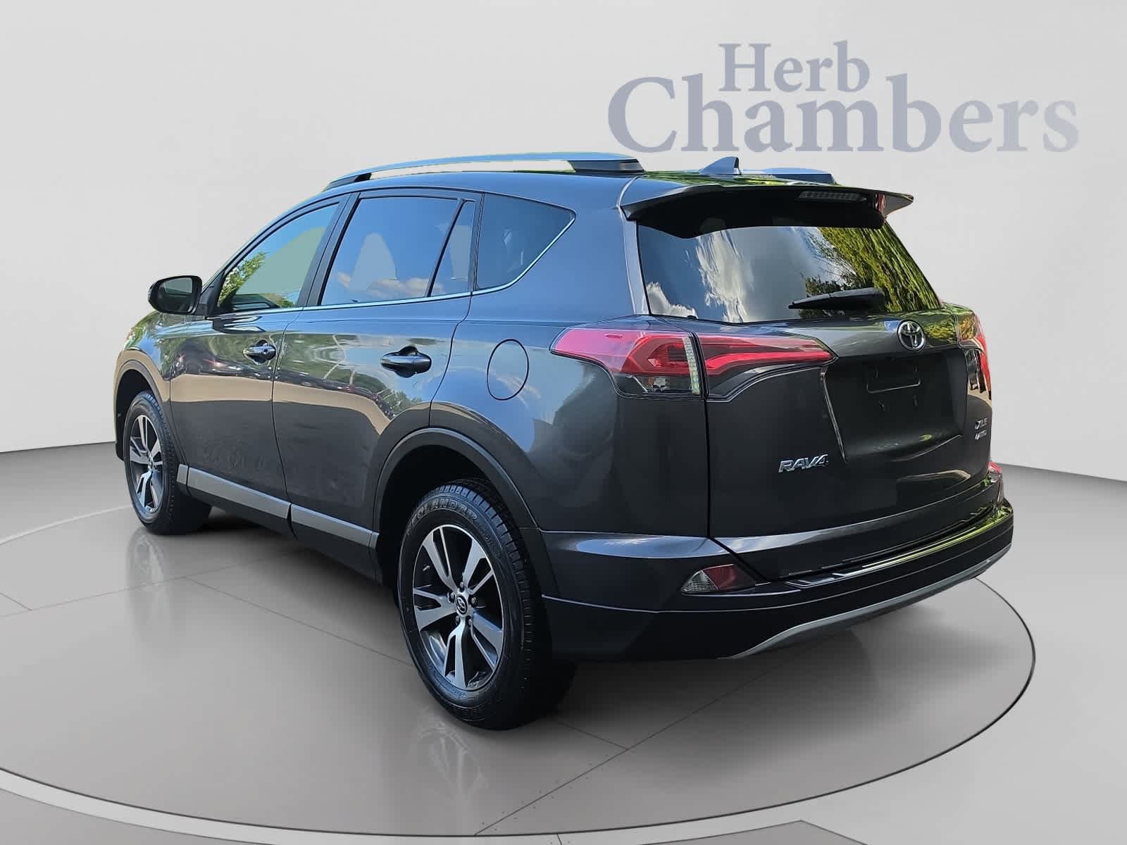 Used 2018 Toyota RAV4 XLE AWD/4WD image 3