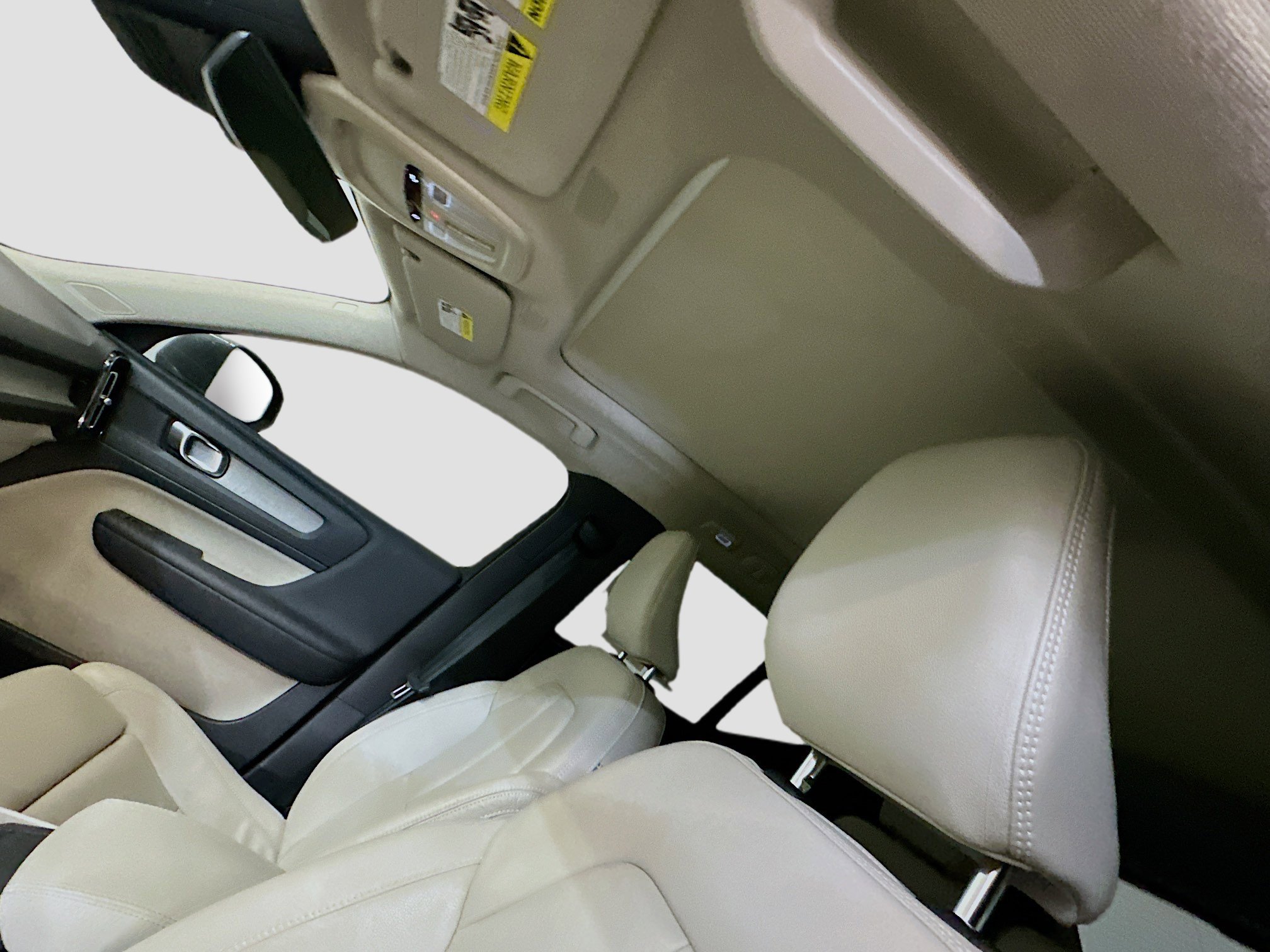 Used 2024 Volvo XC40 B5 Plus image 27