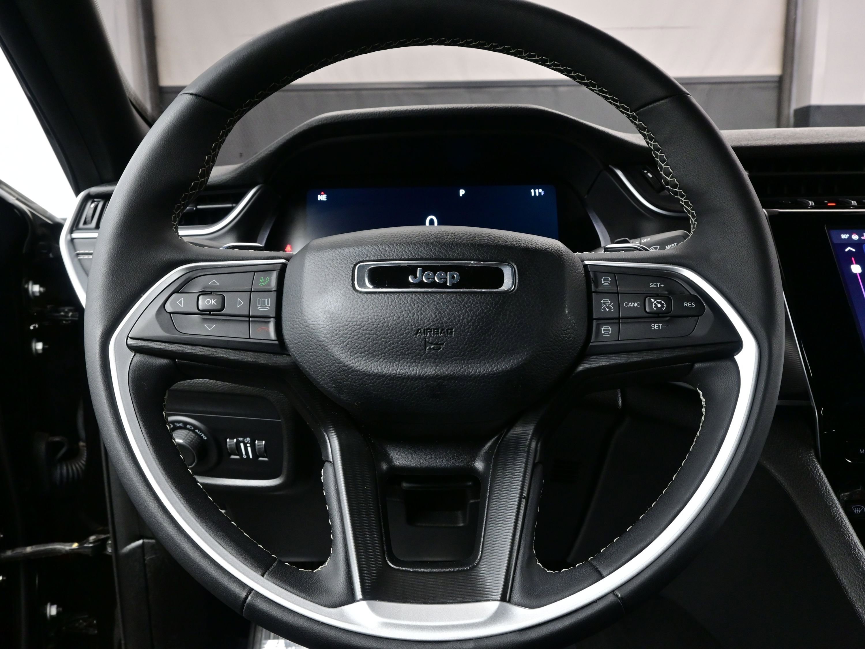 Used 2024 Jeep Grand Cherokee L Altitude image 23