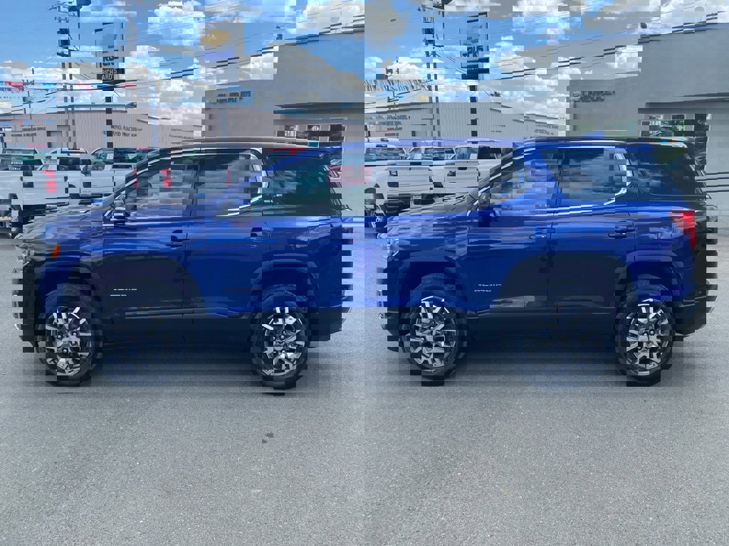 Used 2023 GMC Acadia SLE image 8