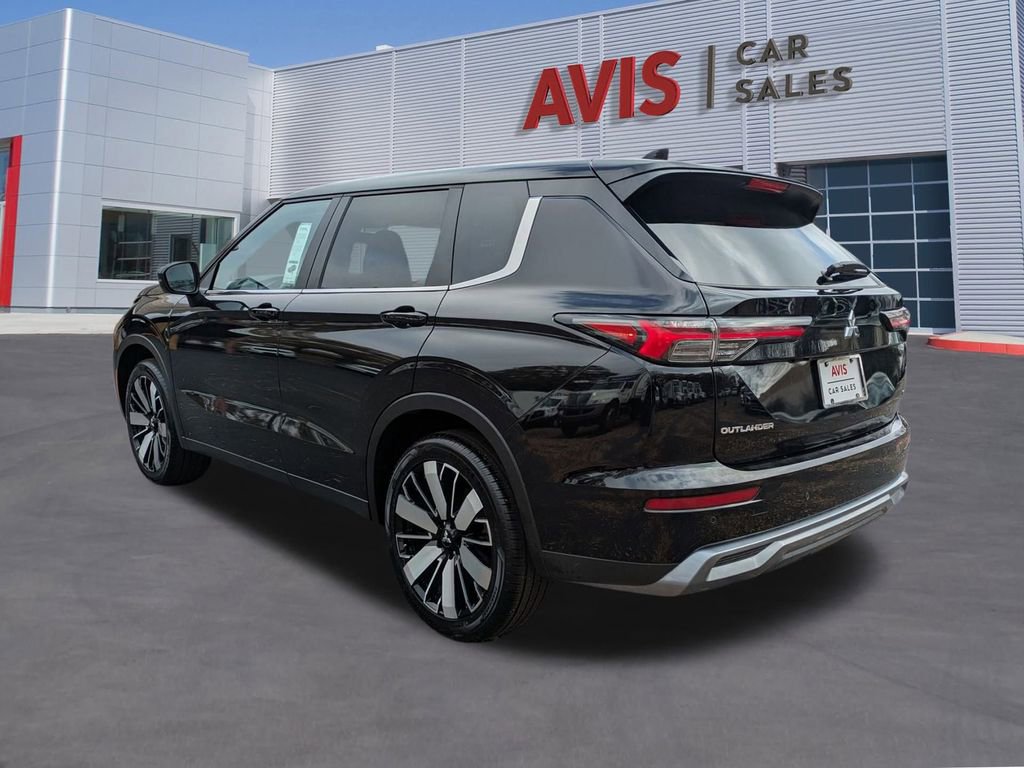 Used 2025 Mitsubishi Outlander SE image 9