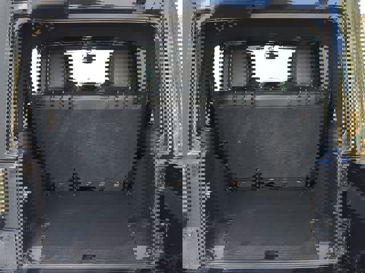 Used 2015 Jeep Wrangler Unlimited Sahara w/ Connectivity Group image 32