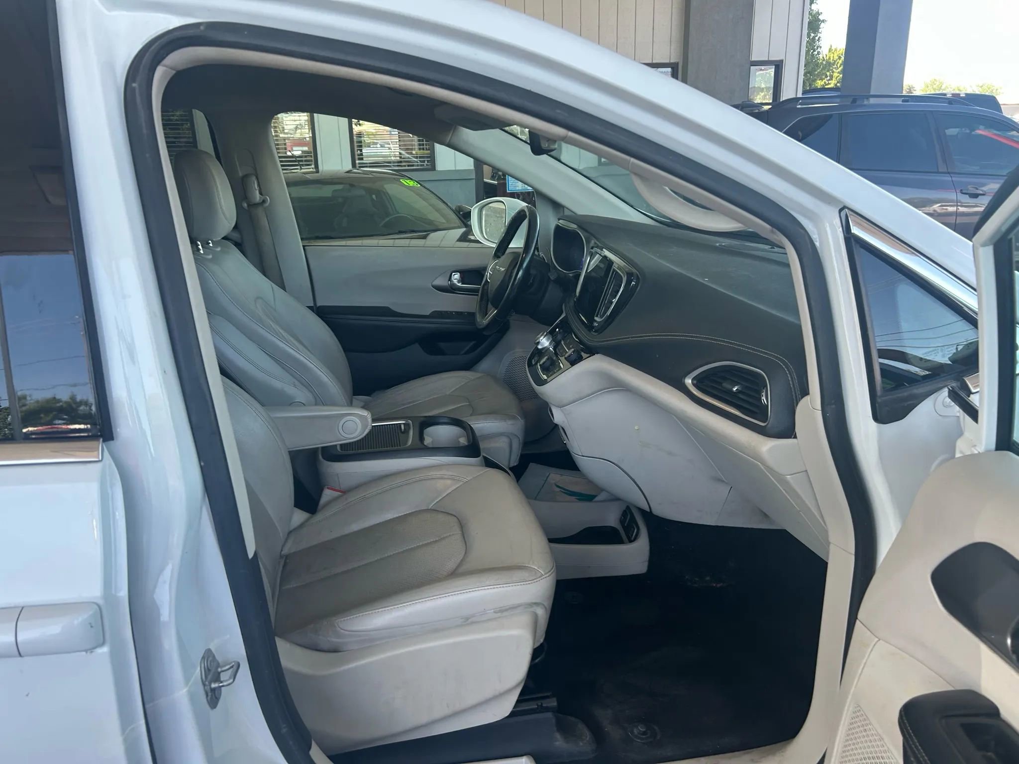 Used 2021 Chrysler Pacifica Touring-L image 4