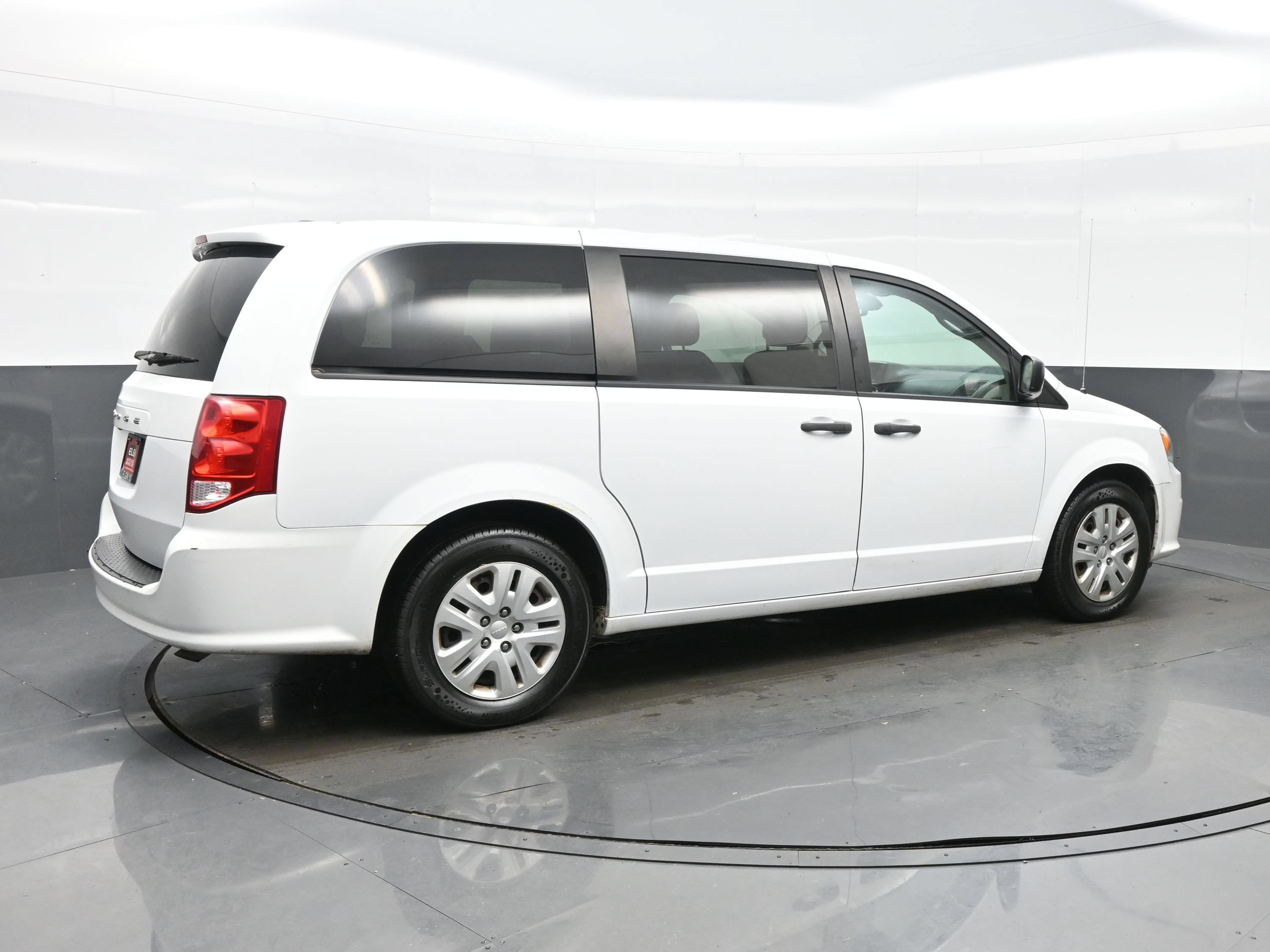 Used 2019 Dodge Grand Caravan SE w/ UConnect Hands-Free Group FWD image 4