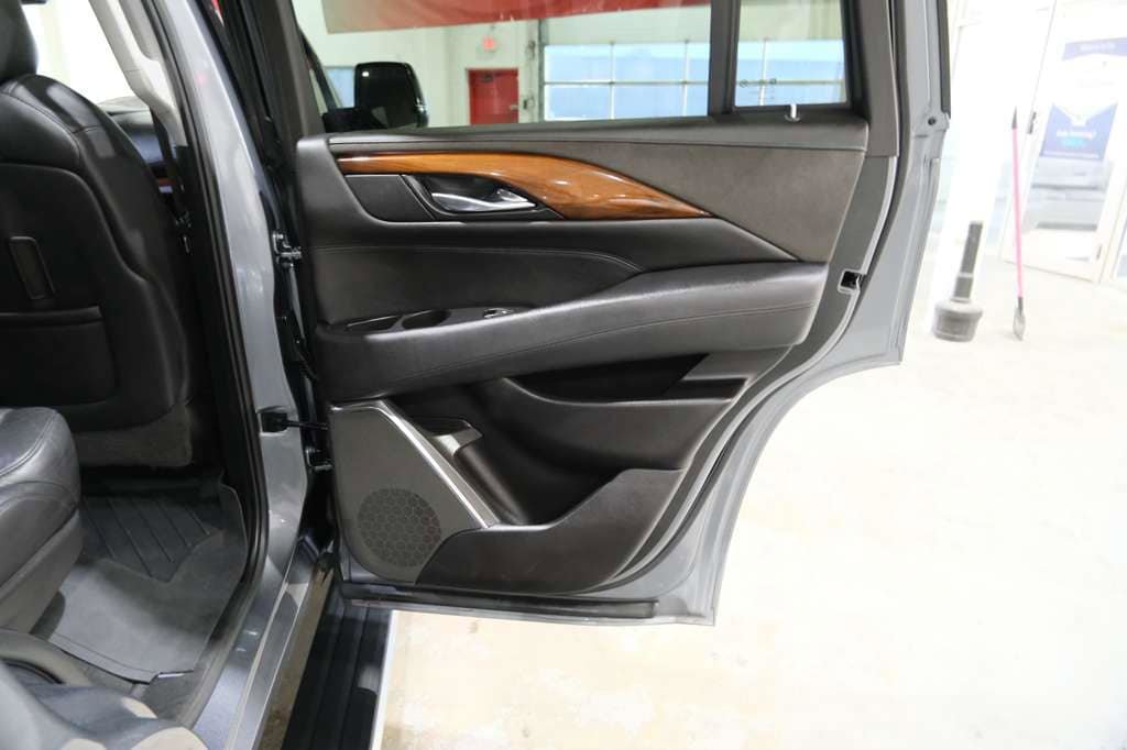 Used 2018 Cadillac Escalade Premium Luxury AWD/4WD image 27
