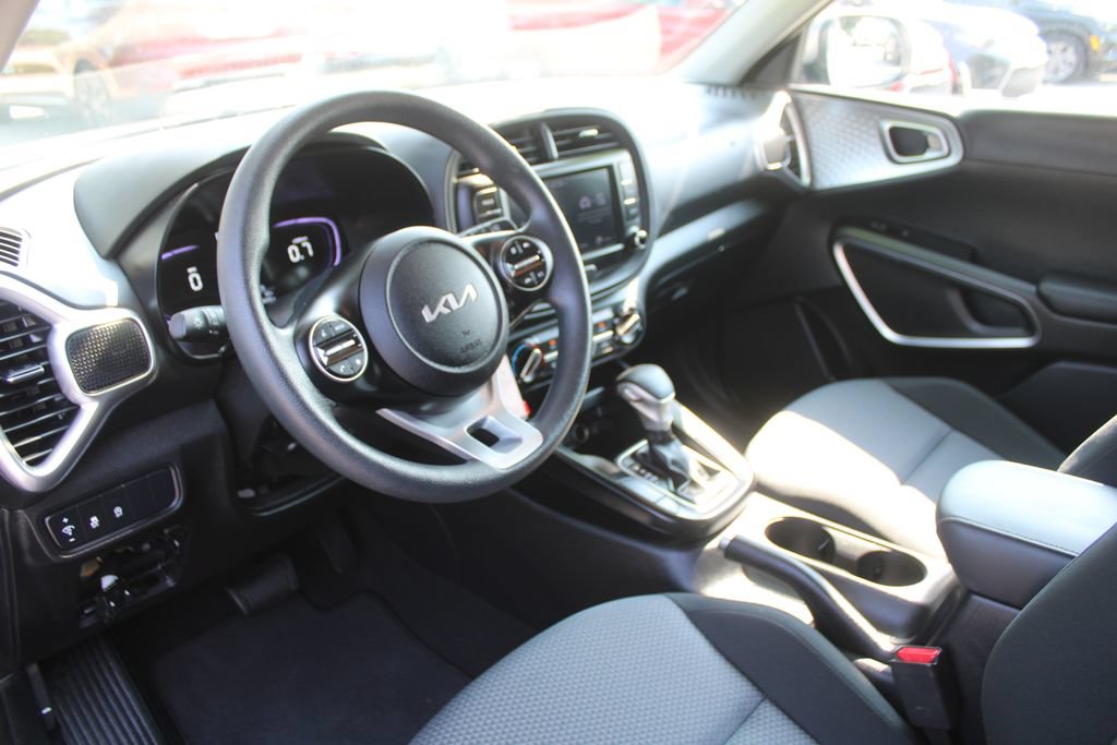Certified 2025 Kia Soul LX w/ LX Technology Package FWD image 21