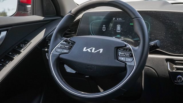 Certified 2025 Kia Niro EX FWD image 17