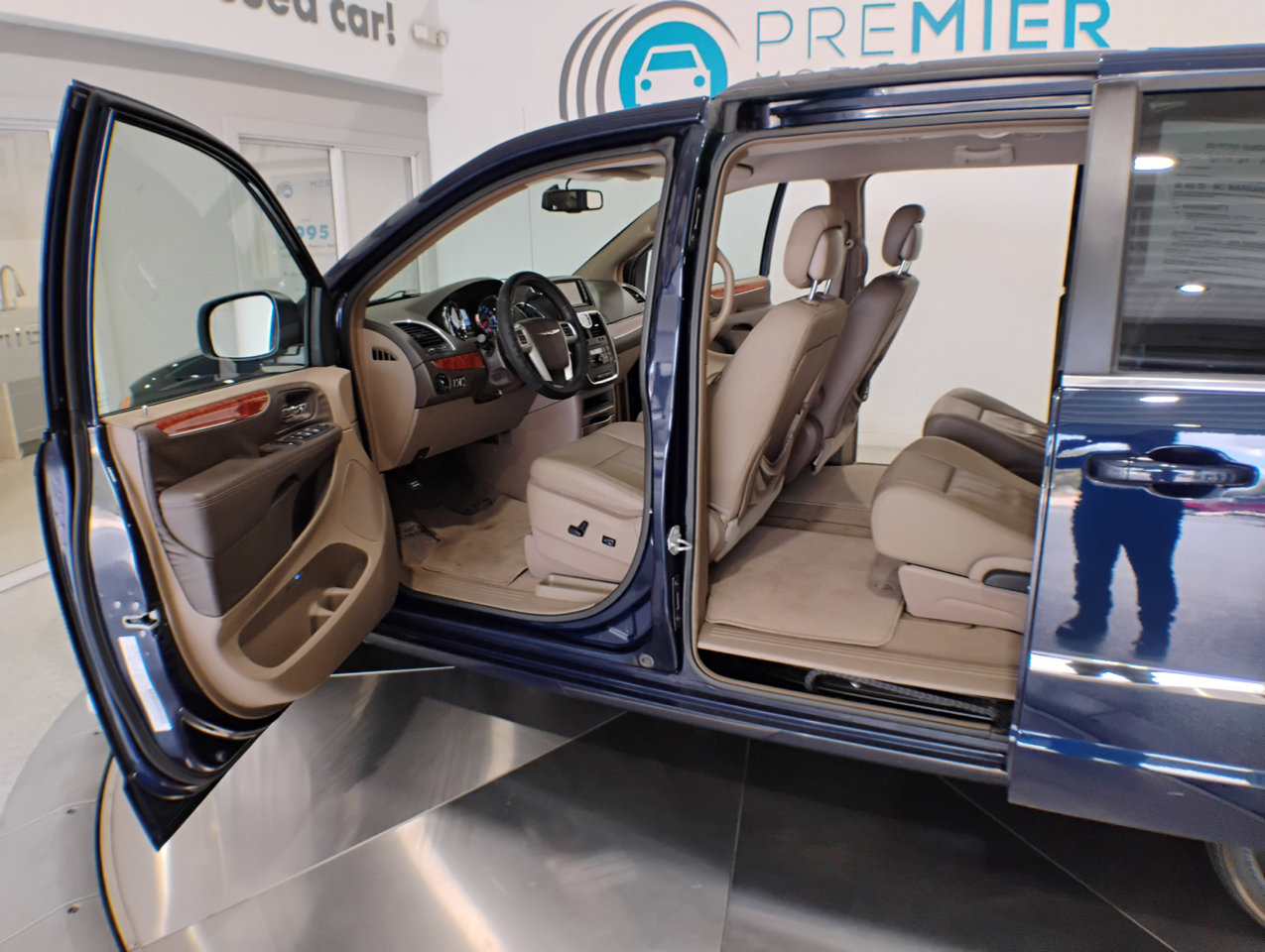 Used 2016 Chrysler Town & Country Touring image 5