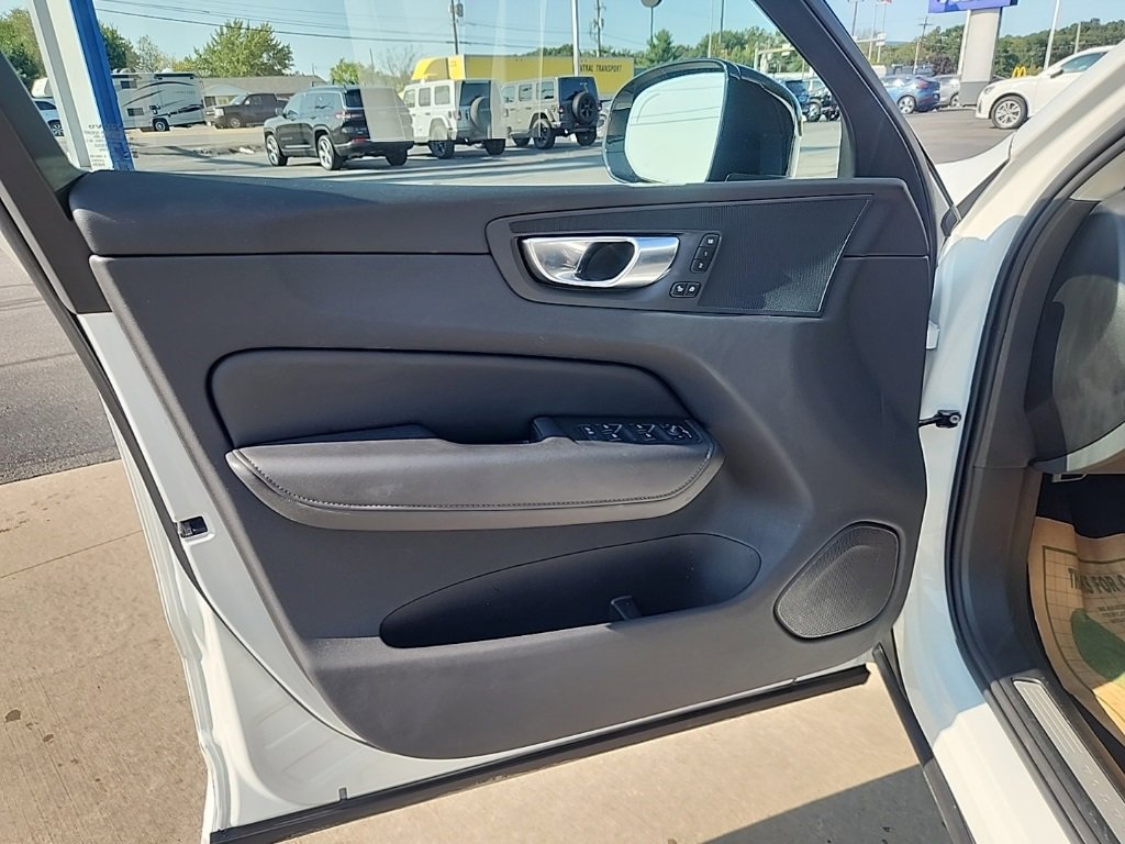 Certified 2025 Volvo XC60 B5 Plus image 19