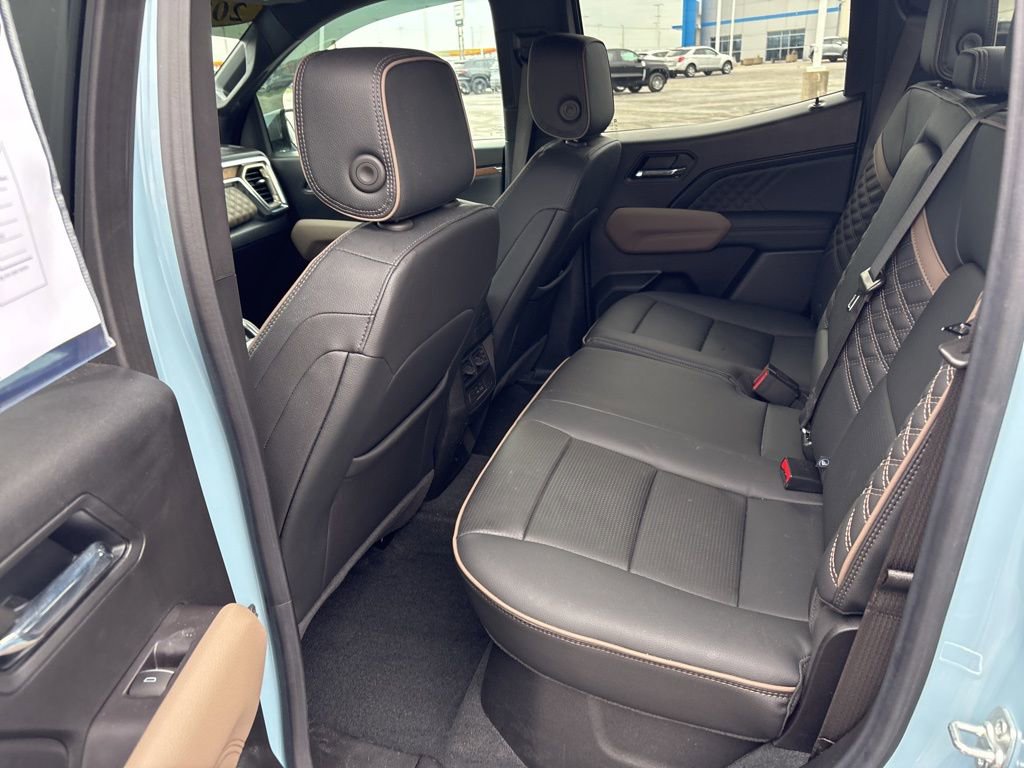 Used 2025 GMC Canyon Denali image 9