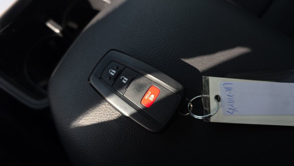 Used 2025 Toyota RAV4 XLE image 28