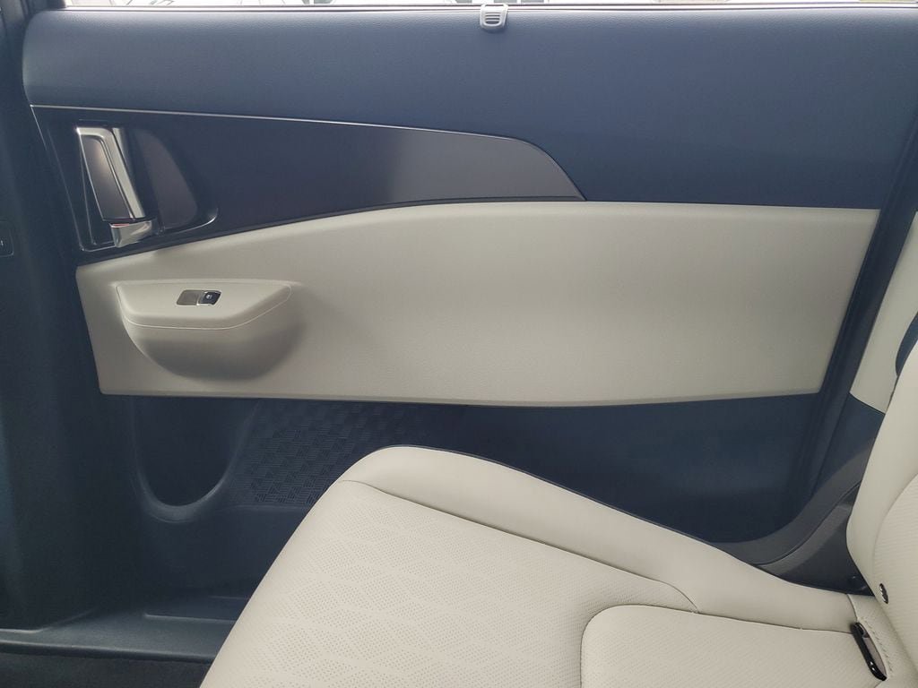 New 2026 Kia Carnival SX w/ SX Dark Edition Package FWD image 24