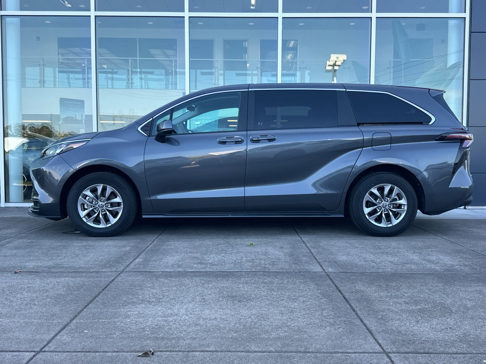 Used 2025 Toyota Sienna LE FWD image 7