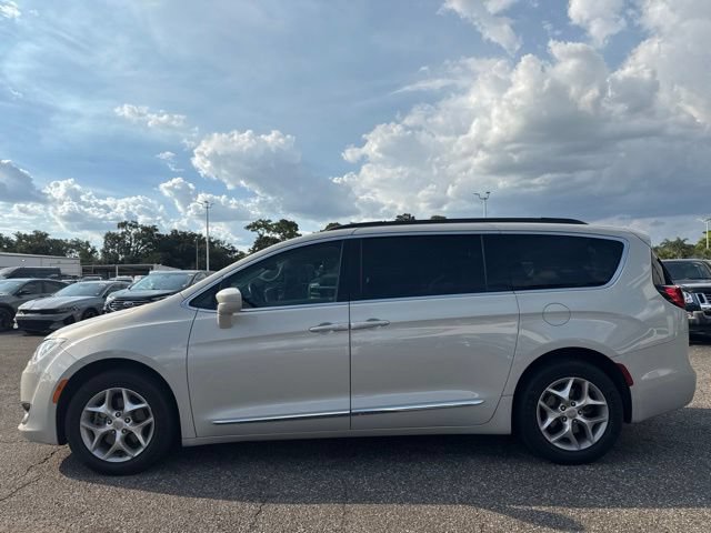 Used 2017 Chrysler Pacifica Touring-L FWD image 2