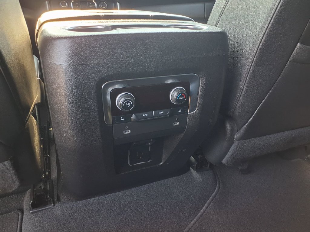 Used 2022 Chevrolet Tahoe Z71 w/ Luxury Package AWD/4WD image 15