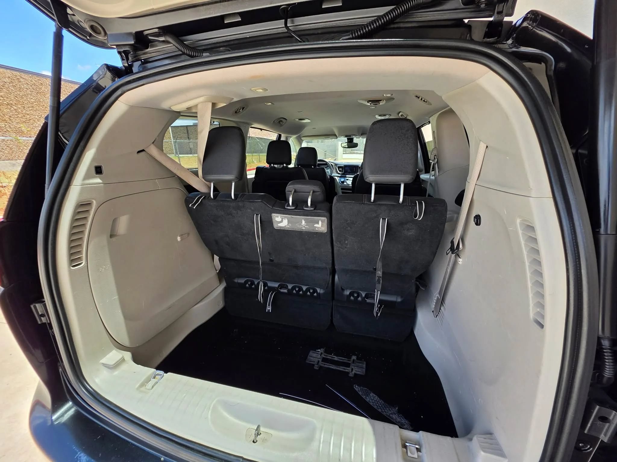 Used 2017 Chrysler Pacifica Touring-L w/ Tire & Wheel Group FWD image 4