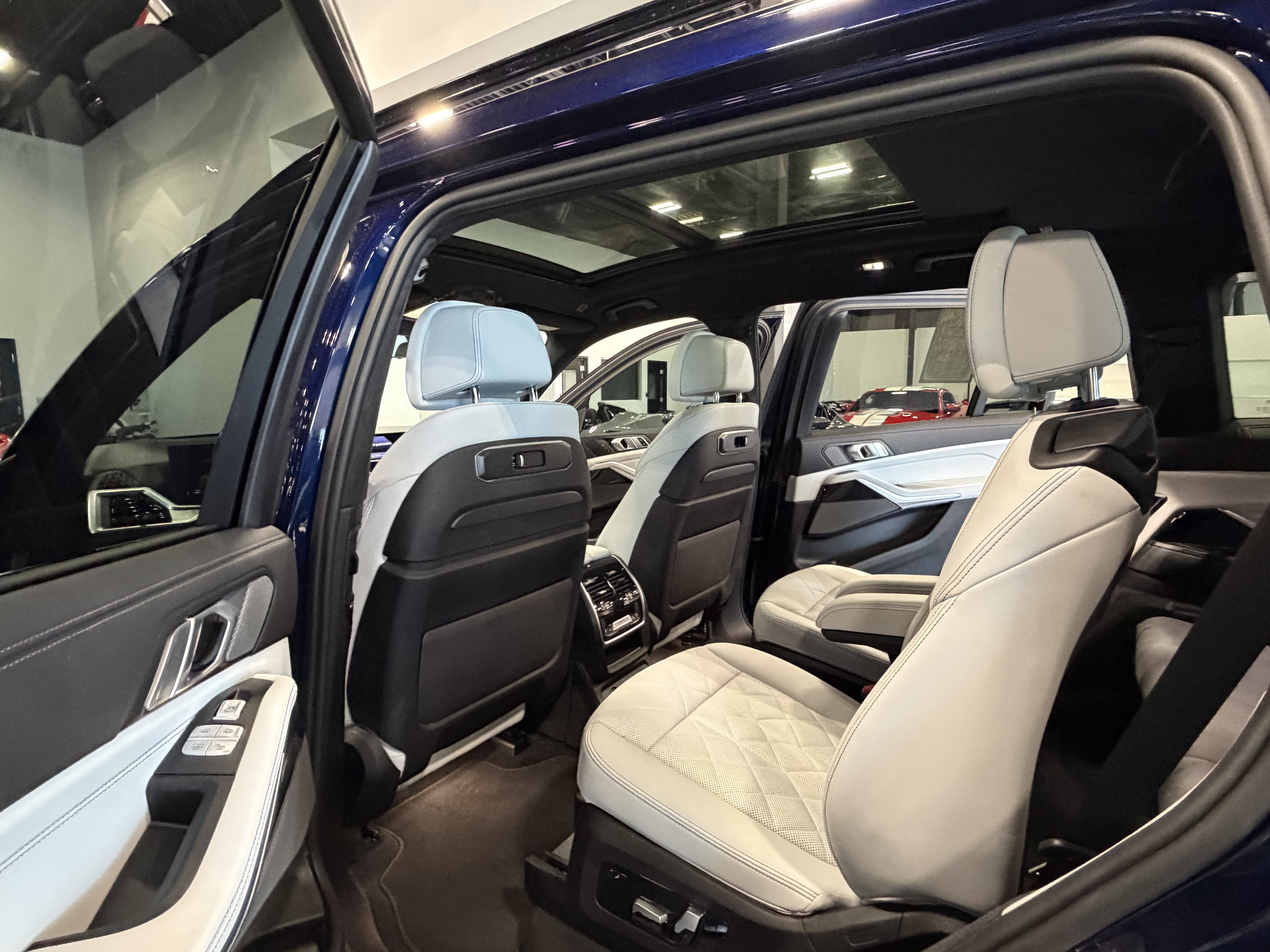 Used 2024 BMW X7 xDrive40i w/ M Sport Package AWD/4WD image 6