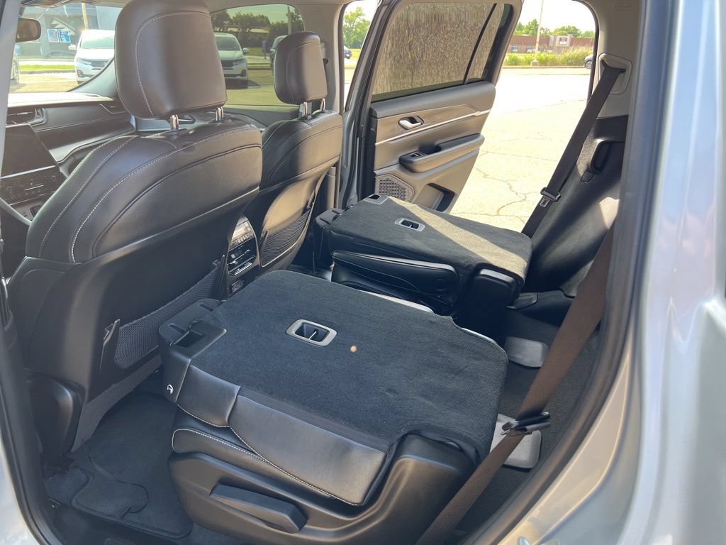 Used 2023 Jeep Grand Cherokee L Limited AWD/4WD image 19