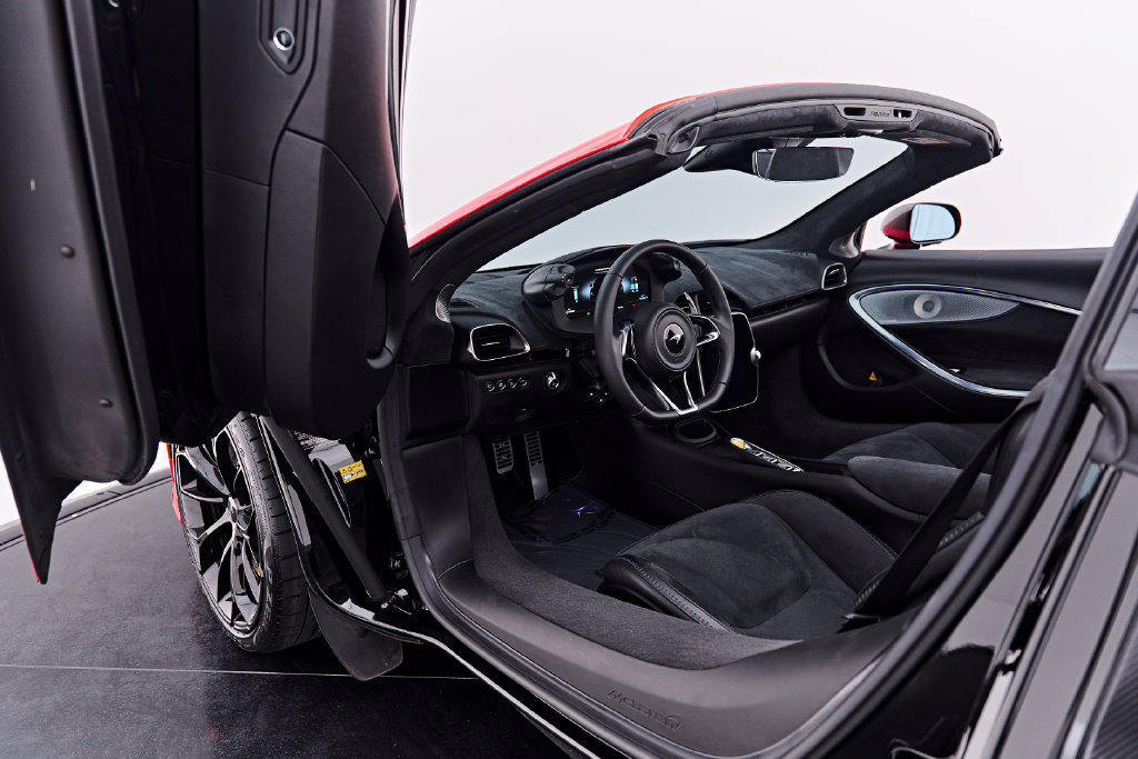 Used 2025 McLaren Artura Spider RWD image 44