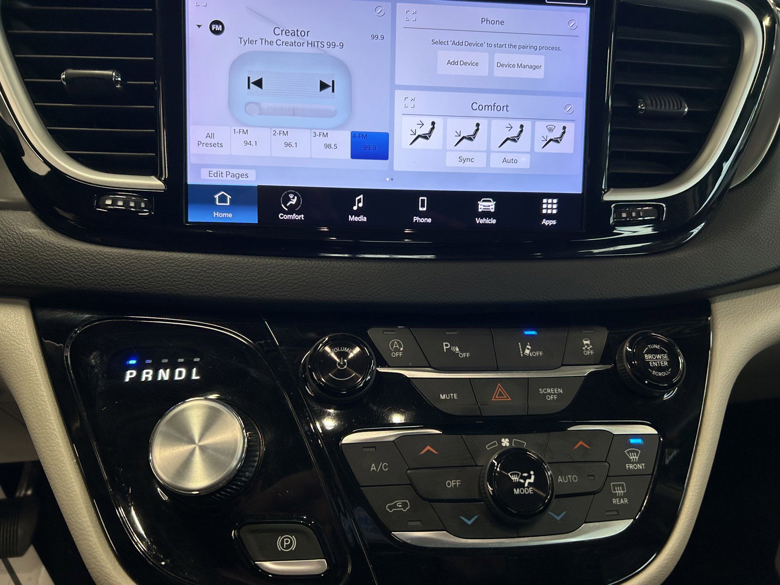 Used 2023 Chrysler Pacifica Touring-L image 31