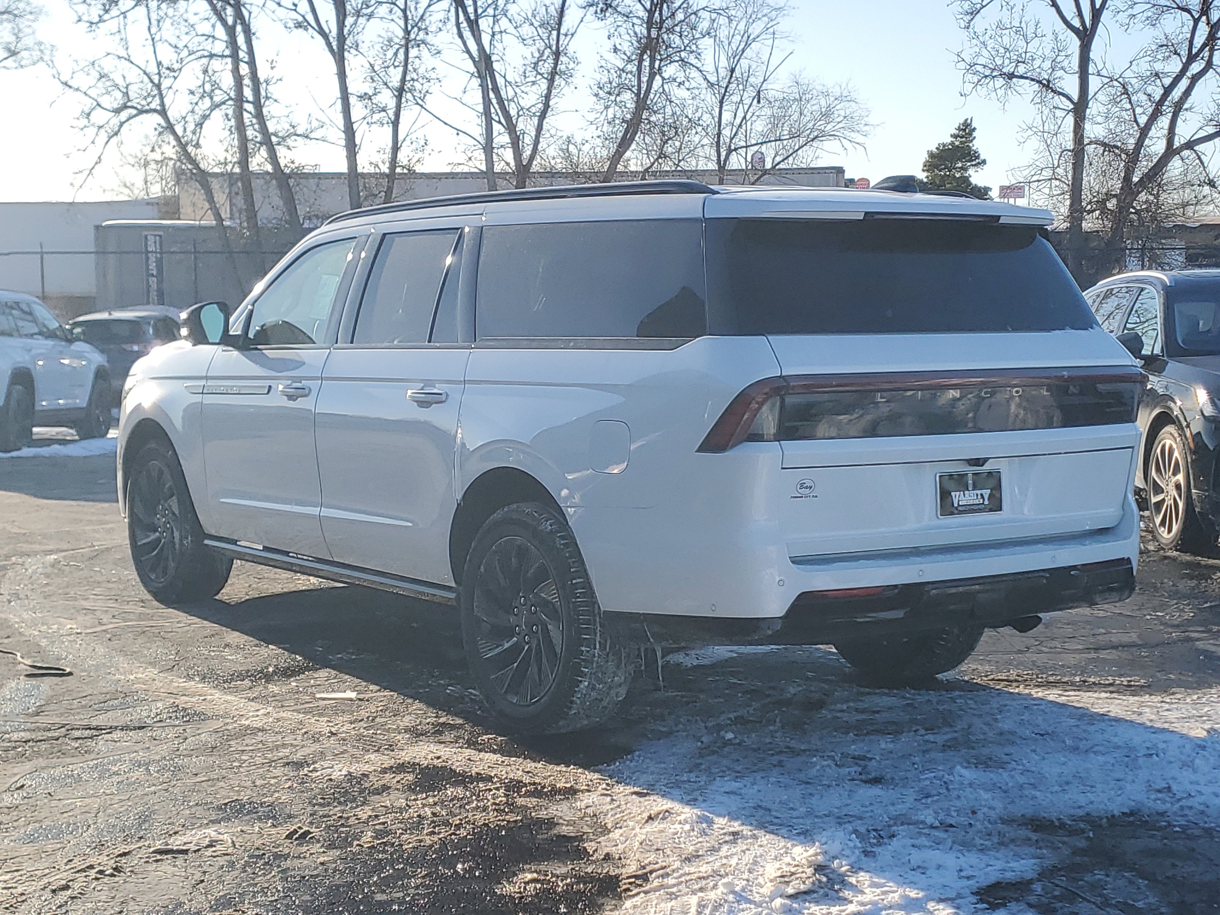 New 2025 Lincoln Navigator L Reserve w/ Jet Appearance Package image 3