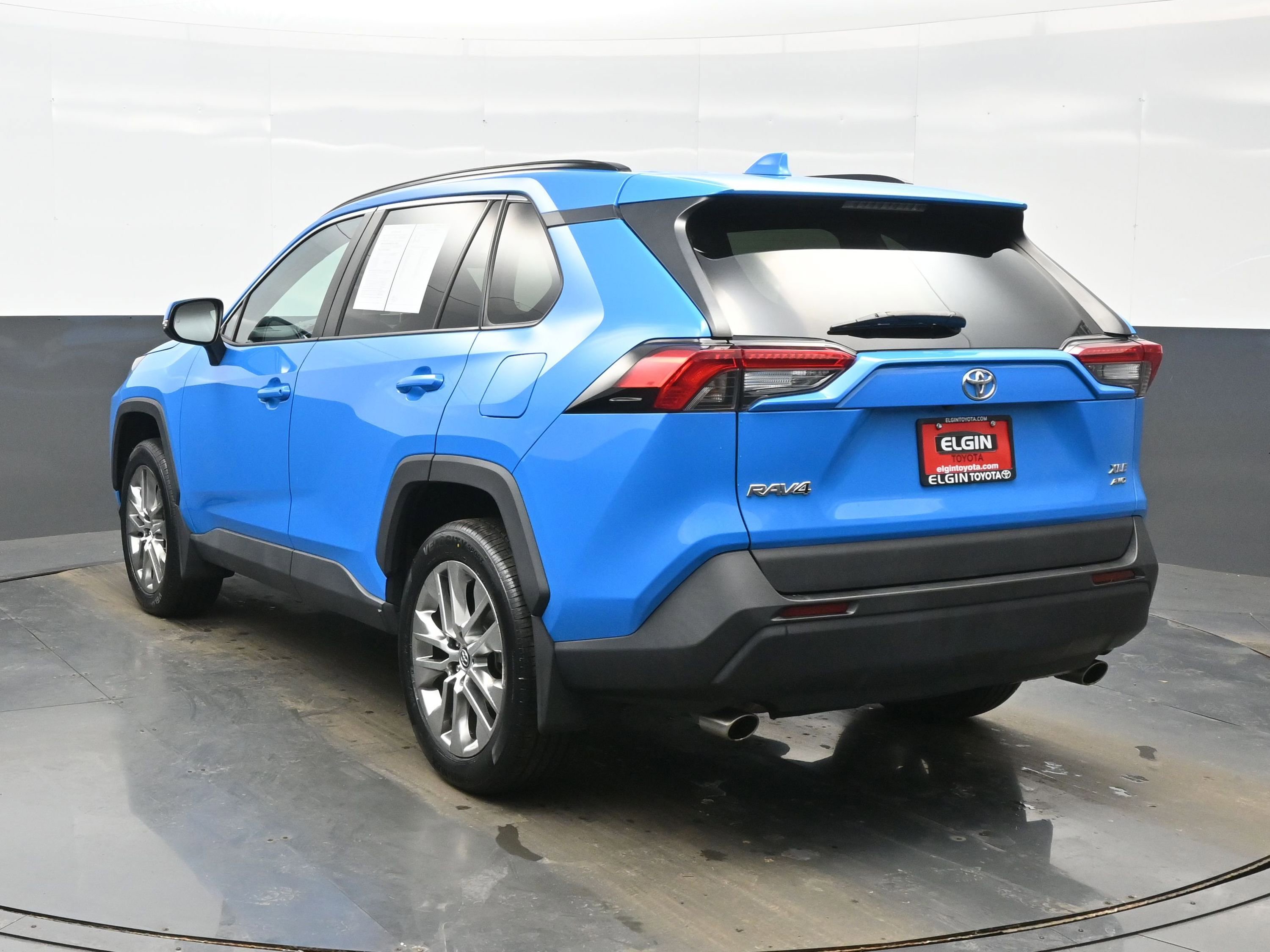Used 2020 Toyota RAV4 XLE Premium image 4