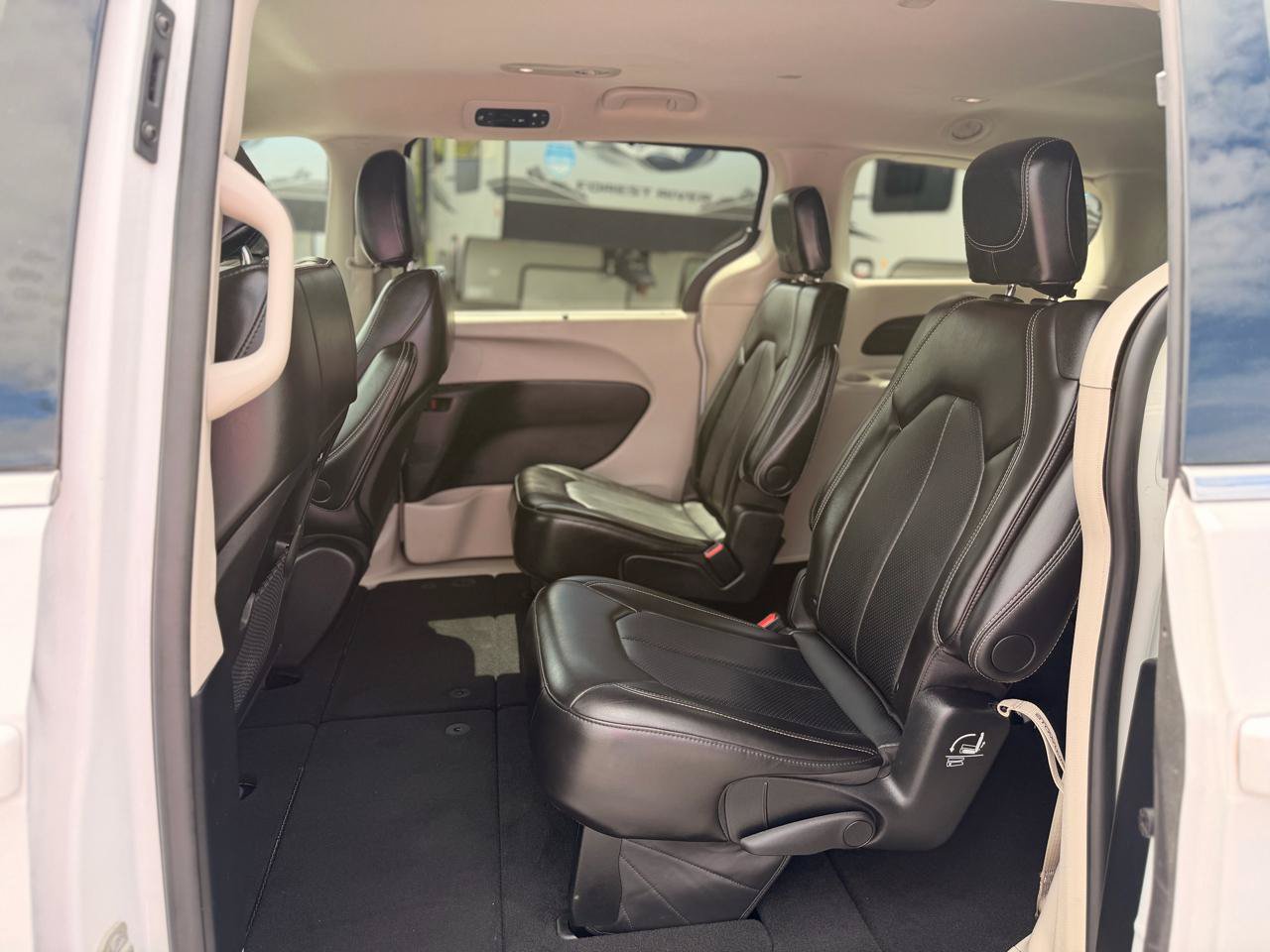 Used 2024 Chrysler Pacifica Touring-L FWD image 14