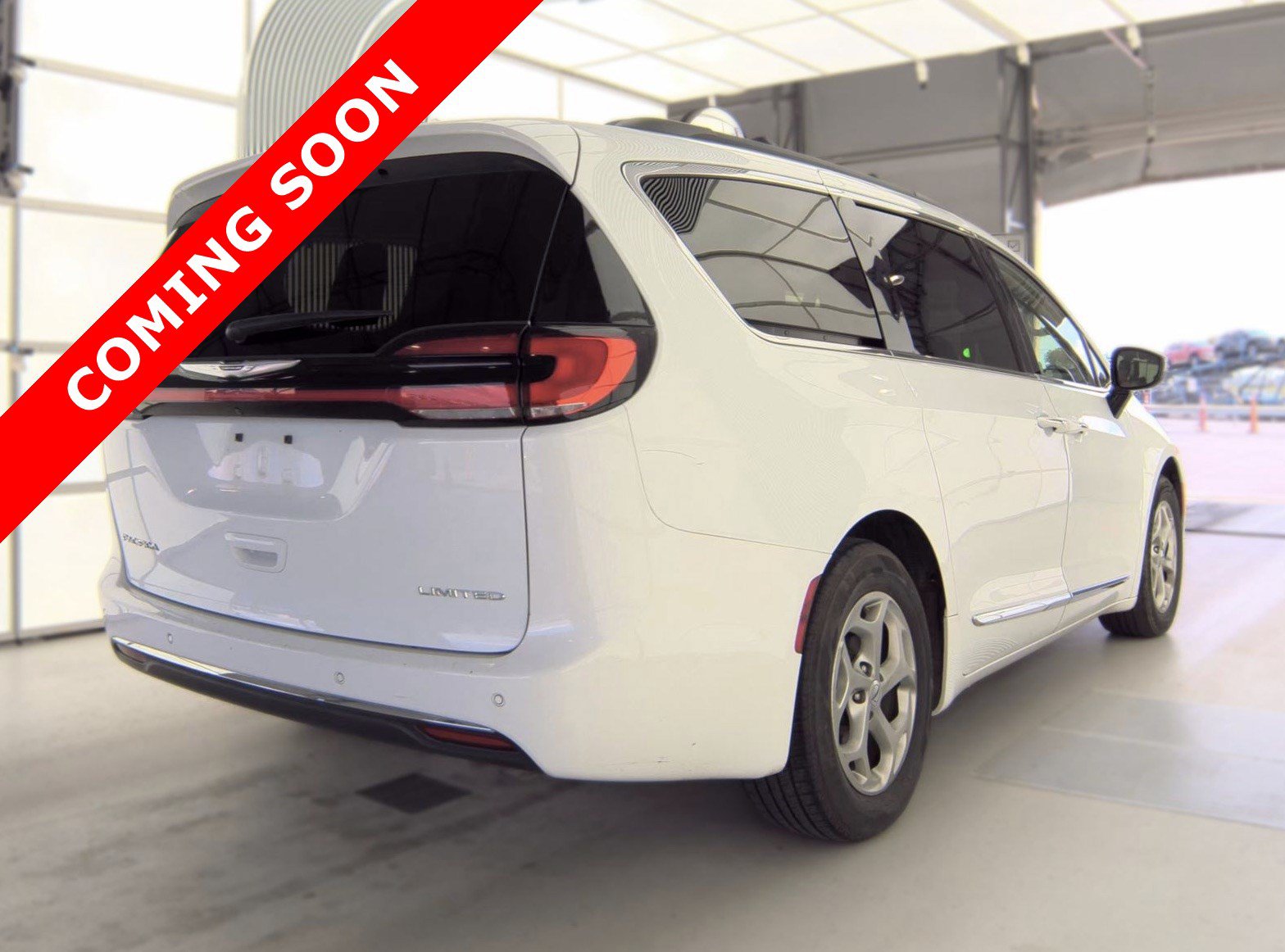 Used 2023 Chrysler Pacifica Limited FWD image 5