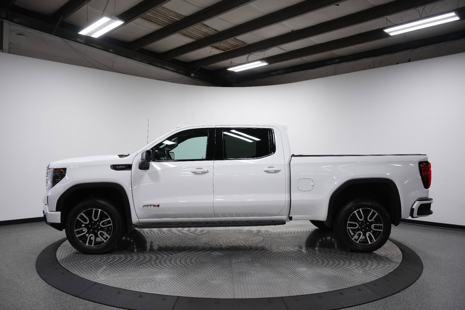 Used 2025 GMC Sierra 1500 AT4 w/ AT4 Premium Package AWD/4WD image 5