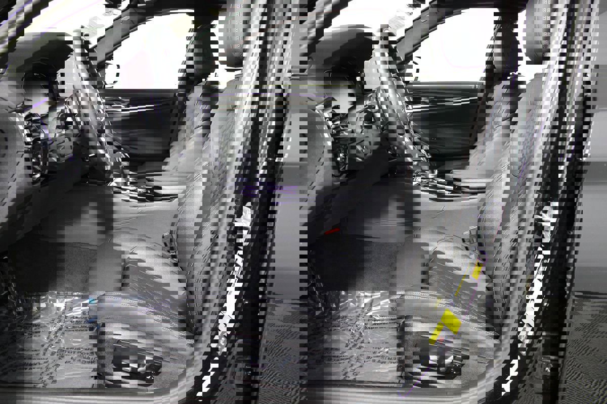 Used 2023 BMW 530e 530e w/ M Sport Package image 9